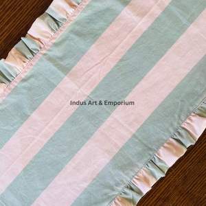 Camino de Mesa con Volantes de Algodón Estampado a Mano con Bloques, en Rosa y Verde, de Algodón Indio - Product Image 3