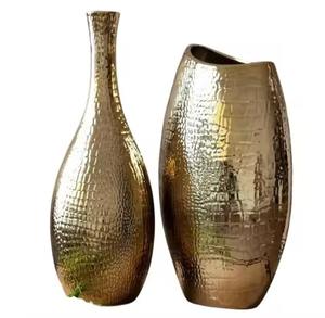 Vase contemporain en métal en fer Porte-fleurs décoratif minimaliste pour la décoration intérieure de la table et du bureau - Product Image 2