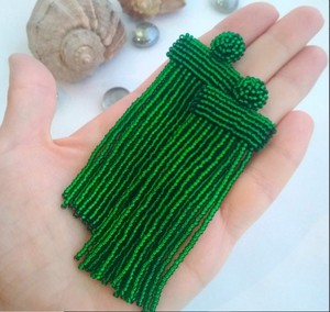 Pendientes de borla con cuentas verdes Pendientes colgantes largos Pendientes llamativos de cascada Oscar DE LA Renta Pendientes de flecos grandes Gota colgante - Product Image 2