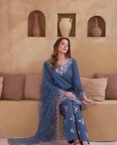 RADHE EXPORTS lance un nouveau haut en crêpe naturel pur, moderne et à séchage rapide, pour les fêtes, avec un ensemble palazzo et dupatta. - Product Image 4