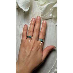 Anillo de Plata de Ley con Turquesa Mohave, Diseño Navajo, con Incrustaciones de Oro Rosa y Baño de Rodio, Licencia Privada 'IS' - Product Image 1