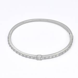 Bracelet en diamant fait à la main pour les femmes Design de bijoux artistiques avec des pierres de luxe idéales pour les fêtes, les mariages et les événements - Product Image 5