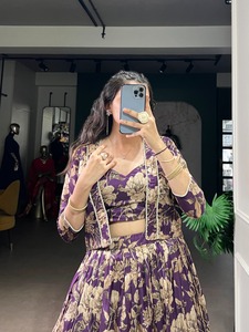 Vêtements occasionnels Tussar en soie avec imprimé floral Lehenga Choli Femme Fabricant de mode de Surat au taux le plus bas - Product Image 4