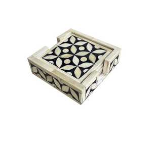 Ensemble de sous-verres en bois 4 pièces au design moderne et élégant, tapis de boisson durables et fabriqués à la main pour la décoration intérieure pour l'anniversaire de mariage - Product Image 1