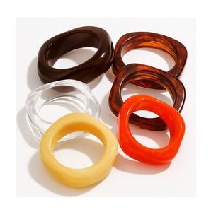 Brazaletes de Resina Elegantes para Damas, Colores Personalizados - Accesorio de Moda Contemporáneo para Fiestas, Eventos y Regalos Empresariales - Product Image 4