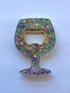 Abrebotellas funcional de resina y metal con detalles de resina coloridos adecuados para fiestas y eventos temáticos - Product Image 5