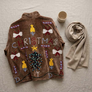 Le voile en velours brodé à la main Yuletide Reverie - Motifs festifs brun cacao - Product Image 6
