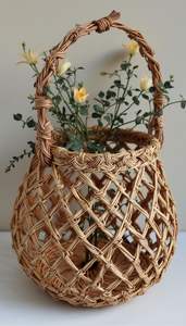 Cesta de Mimbre Ovalada Tejida a Mano con Asa Trenzada Alta - Cesta de Regalo Decorativa Multicolor - Product Image 4