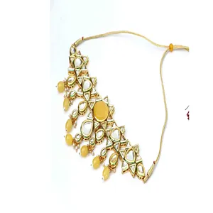 Juego de Joyería Fina de Lujo para Mujer, Collar con Colgante de Polki Amarillo y Aretes y Maang Tikka, Chapado en Oro - Product Image 2