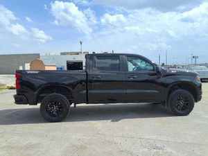 USADO, Silverado 1500 Custom Trail Boss 2024, Cabina Doble, Tracción en las Cuatro Ruedas, Asientos de Cuero, Interior Oscuro, Control de Crucero Adaptativo, Volante a la Izquierda - Product Image 3