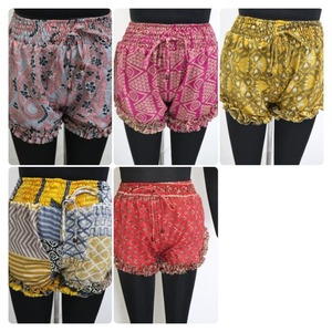 Shorts à volants assortis Shorts en soie vintage, shorts d'été, vêtements de nuit, shorts amples, shorts booty, shorts en rayonne - Product Image 2