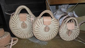 Sac en paille de raphia à motif de points de mode de Madagascar, deux anses, rond, pour femme, fermeture à cordon, broderie et perles faites à la main - Product Image 6