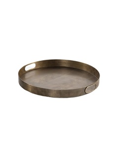 Plateau de service élégant en laiton, conçu pour présenter des collations, des boissons et des objets décoratifs avec un attrait classique intemporel - Product Image 4