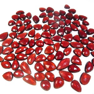 พลอยมรกตแอฟริกันธรรมชาติคุณภาพสูง ได้รับการรับรองจาก IGI สีแดงมีประกาย ทรงเหลี่ยมเจียระไน พื้นผิวเรียบ ไม่มีตัวเรือน - Product Image 3