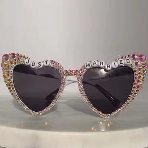 Hermosas gafas de sol ''JUST MARRIED'' fantásticas, accesorios perfectos para eventos nocturnos y fiestas temáticas. - Product Image 5