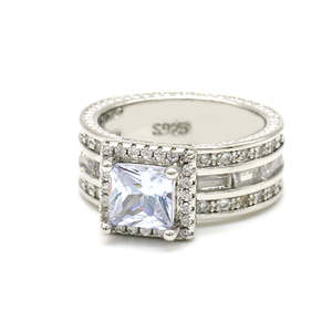 Anello di fidanzamento a tre file color argento con cristalli autentici e anelli di cristallo multiformi - Product Image 1