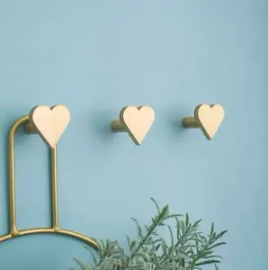 Золотая латунная стойка-органайзер для крючков в форме сердца