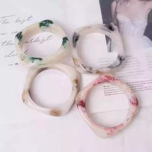 Brazalete de resina único para mujer, hecho a mano, joyería de moda, accesorio de diseñador, regalo para eventos especiales, venta al por mayor, artesanía en resina - Product Image 3