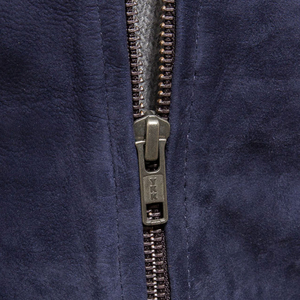 Chaqueta de Cuero para Hombre con Corte Moderno, Cuello Alto y Logotipo Frontal para Uso Diario, Estilo Casual, Acabado Suave - Product Image 3