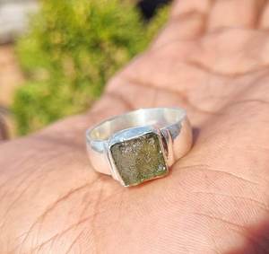 Bague en pierre brute de Moldavite véritable en argent sterling 925 Bijoux faits à la main Idéal pour les occasions spéciales et le quotidien - Product Image 6