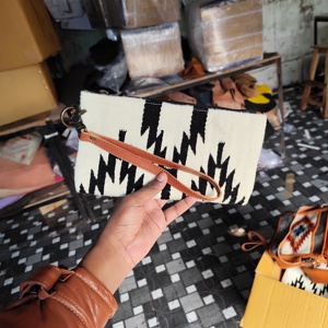 Bolso de mano de cuero genuino con cierre de cremallera estilo bohemio hecho a mano - Product Image 1