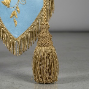 Bandera de terciopelo personalizada con bordado a mano para procesiones, con flecos, de color sólido, para banda de trompetistas. - Product Image 3