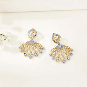 ต่างหูแบบห้อยประดับเพชรสีทองสำหรับผู้หญิง - Product Image 1