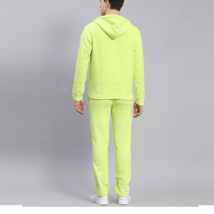 Chándal de corte holgado para hombre, perfecto para viajar o actividades ligeras, con material suave y un look informal. - Product Image 6