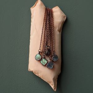 Collier Labradorite de feu brut fait à la main collier pendentif en cristal délicat bijoux électroformés bijoux minimalistes cadeau de demoiselle d'honneur - Product Image 4