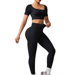 Ensemble d'entraînement personnalisé pour femmes T-shirt et legging zippés et respirants Vêtements de sport à séchage rapide pour le yoga, la course et l'entraînement - Product Image 1