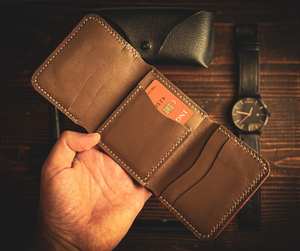 Cartera triple de cuero genuino vintage personalizable para tarjetero antirrobo unisex con cierre abierto de dos piezas - Product Image 4