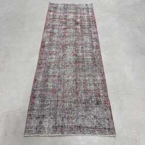 พรมตุรกีขนาด 2.8x7.9 ฟุต ลายดอกไม้สีแดง พรมวินเทจทำจากขนสัตว์ - Product Image 1