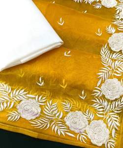 Sari netto squisito da sposa con intricato lavoro di perle, ideale per le spose che cercano un Look senza tempo ed elegante