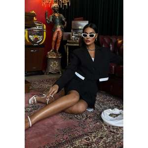 Conjunto de Traje para Mujer con Detalles 10111, Chaqueta Corta y Falda Plisada - Product Image 2