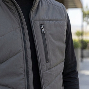 Gilet utilitaire fabriqué avec un matériau respirant, un aménagement de poches fonctionnel, une construction légère, une fermeture sécurisée et confortable. - Product Image 5