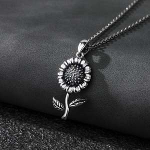 สร้อยคอเงินแท้ลายดอกทานตะวันเจลิยาประดับเพชรซิร์คอนและมุก - Product Image 5