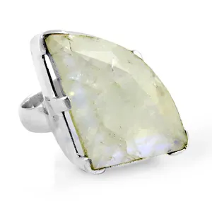 Bague de cocktail en pierre de lune argentée, sertie clos, pierre naturelle, style bohème, bijoux unisexe, cadeau pierre de naissance de juin, provenance du Rajasthan - Product Image 1