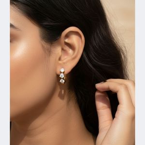 ต่างหูแบบห่วงทรงลูกแพร์ 0.90 กะรัต ผลิตในห้องปฏิบัติการ ตัวเรือนทอง 18K สไตล์วินเทจ ประดับเพชรแบบฝังหนามเตย สำหรับต่างหูเพชรที่ได้รับการรับรอง - Product Image 6