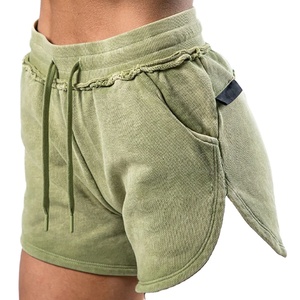 Short de streetwear tendance en denim pour femmes, parfait pour les tenues de tous les jours et le style de garde-robe tendance - Product Image 1