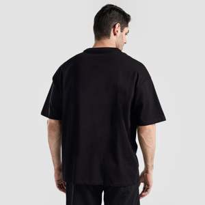 เสื้อยืด Going All in Stealth สีดำ ผ้าเจอร์ซีย์น้ำหนักเบา สไตล์ลำลองแนวสตรีท ลายพื้นเรียบ พร้อมโลโก้พิมพ์ซิลค์สกรีน - Product Image 2