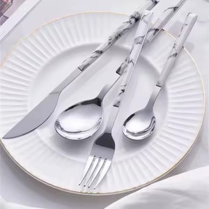 Juego de Cubiertos con Acabado de Espejo Dorado, Diseño Atractivo, para Reuniones Familiares, Eventos, Fiestas y Ocasiones Especiales - Product Image 2