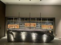 Meuble à vin moderne personnalisable en bois avec étagères de rangement lumineuses pour bar à domicile