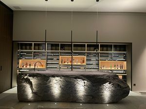 Meuble à vin moderne personnalisable en bois avec étagères de rangement lumineuses pour bar à domicile - Product Image 1
