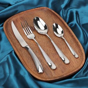 Ensemble de couverts en acier inoxydable avec un design classique, facile à nettoyer et léger pour les dîners de luxe et les arrangements festifs - Product Image 4