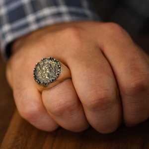 Anillo Caesar Redondo Pulido de Plata de Ley 925 con Diamante de Corte Ovalado y Engaste Invisible de Platino, Chapado en Rodio, Joyería Fina para Uso Diario - Product Image 1