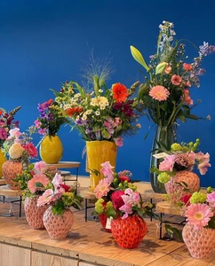 Jarrones de Cerámica de Lujo Hechos a Mano y Ecológicos con Diseño de Fresa - Arreglo Floral Rosa Glorioso, Recuerdo Duradero para Decoración del Hogar u Hotel - Product Image 2