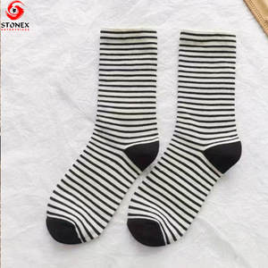 Chaussettes pour femmes en gros avec logo personnalisé, chaussettes de sport en coton et élasthanne de haute qualité, séchage rapide, usage quotidien - Product Image 6