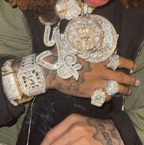 Vente en gros Montre de luxe VVS Moissanite Bracelet carré en acier inoxydable Montre Hip Hop Montre style glacé Quantité disponible en vrac - Product Image 3