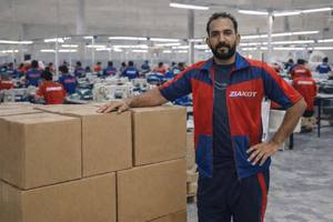 Fabricante de sudaderas con capucha personalizadas para hombre, sudaderas con sublimación, sudaderas con estampado completo, sudaderas con estampado degradado, industria Ziakot, Pakistán - Product Image 5