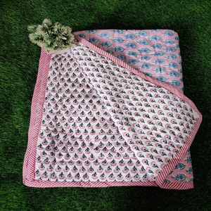 Vente de gros Couette pour bébé en pur coton nettoyée à sec, réversible, imprimée - Product Image 1